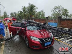 海南多地遭遇强降雨 消防紧急救援转移被困群众